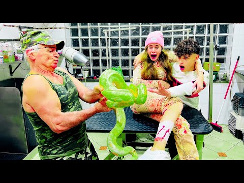 SONO STATA MORSA DA UN SERPENTE VELENOSO...SONO  IN OSPEDALE !!! - by Charlotte M.