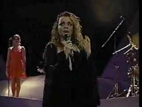 Ednita LLora de emoción en Concierto