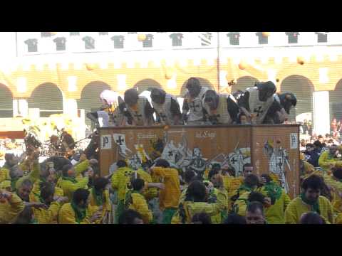 Carnevale di Ivrea 2011 - Piazza Ottinetti, battaglia delle arance, quadriglia di frisoni