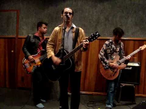 静静地在荒芜的海岸上憔悴，