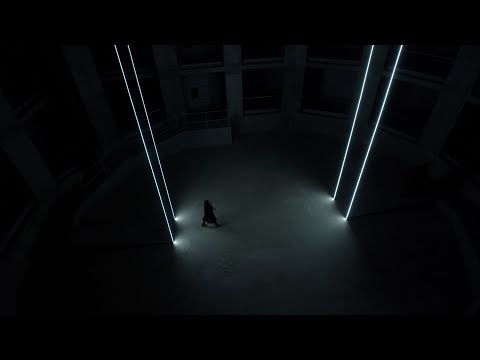 Στο An Occupation of Loss [Ένα επάγγελμα της απώλειας] (Park Avenue Armory, Νέα Υόρκη, 2016· Artangel, Λονδίνο, 2018) η Taryn Simon [Τάριν Σάιμον] συγκέντρωσε επαγγελματίες θρηνωδούς από πολλές χώρες, που ερμήνευσαν μεταξύ άλλων και ηπειρώτικα μοιρολόγια. Για την εθνοθεατρολογία, η μεταφορά πρακτικών θρήνου σε καλλιτεχνικό πλαίσιο είναι παράδειγμα αποπλαισίωσης και ανασημασιοδότησης.