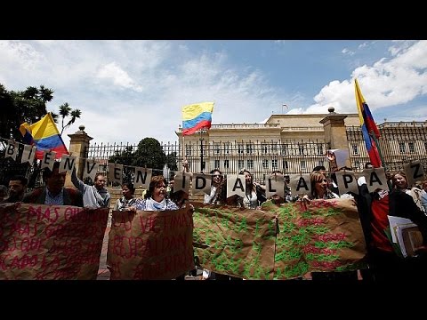 Krieg ist Scheiße: Schweigemarsch für Friedensakommen mit FARC