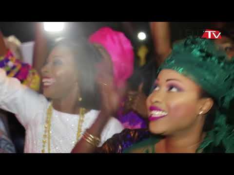Vidéo: Pluie de billets et des cadeaux en or à l’anniversaire de Ndéye Diouf Vidéo: Pluie de billets et des cadeaux en or à l’anniversaire de Ndéye Diouf