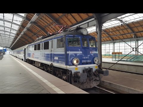 EP07-1043 z IC 3607 Malczewski i luźna EP09-013 jadą na grupę we Wrocławiu