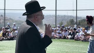 הרב שמואל אליהו בתפילה עם בנות גוש טלמונים (הרב שמואל אליהו) - התמונה מוצגת ישירות מתוך אתר האינטרנט יוטיוב. זכויות היוצרים בתמונה שייכות ליוצרה. קישור קרדיט למקור התוכן נמצא בתוך דף הסרטון