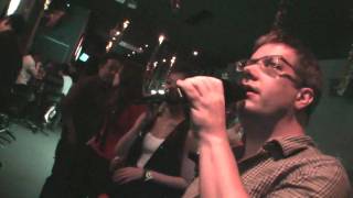 你最珍贵 singing Chinese duet at a pub