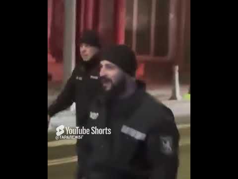 (Видео) СДВР проверява полицай, заснет да се „плези“ по време на протеста