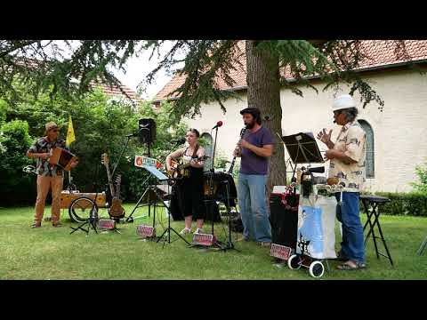 Léa accompagnée par Les fées du Logis