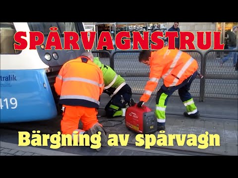 2011-03-06 SPÅRVAGNSSTRUL - Spårvagn bärgas i Brunnsparken