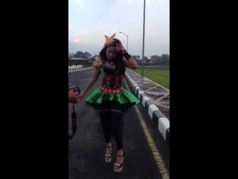 Yeni Mustika ,, behind the scene "indak manyasa" produksi: