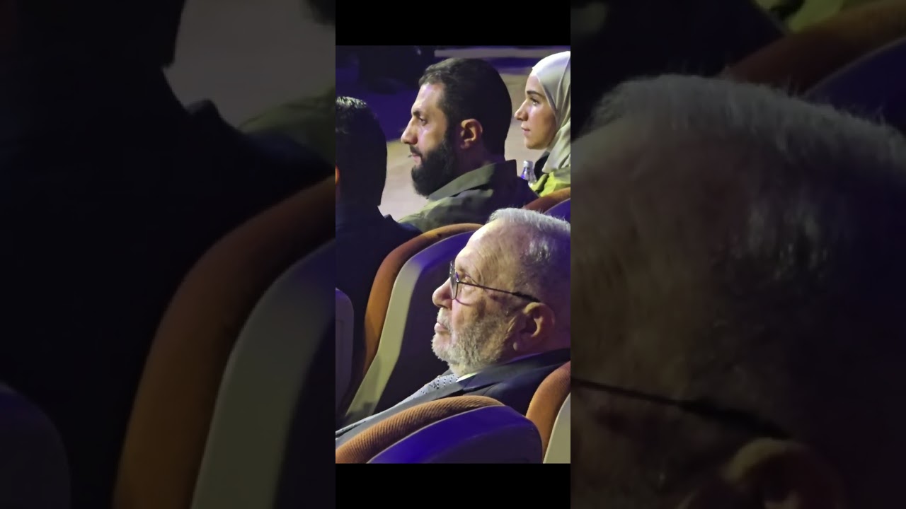 بكمرتي لحظة وصول السيد الرئيس الى قاعة المؤتمرات في عيد التحرير 