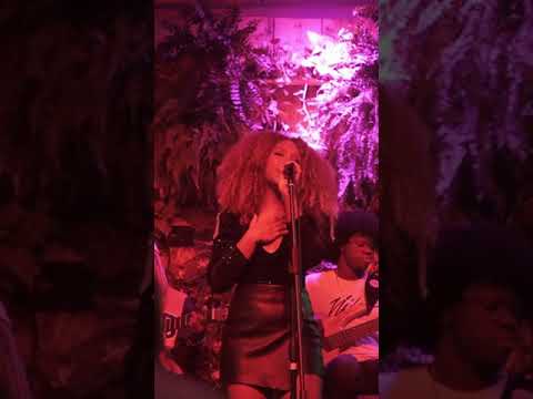 Becca Perret no Dumont Art Bar