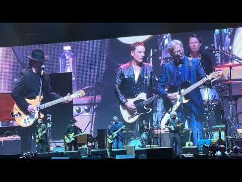 The Wallflowers with Roger McGuinn & Eric Clapton - Eight Miles High (Byrds cover)