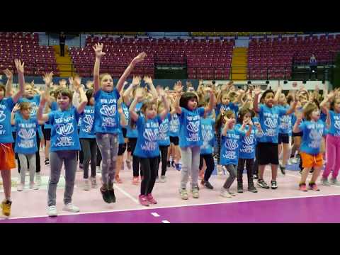 La coreografia dell'inno Vero Volley alla Festa d'Inverno di minivolley