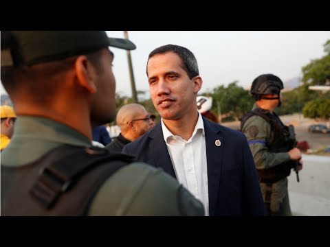 فنزويلا غوايدو يدعو أنصاره إلى الإطاحة بمادورو وقائد الجيش يحذر من "حمام دم" في البلاد
