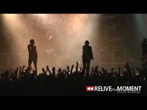 Zach Jonson of I see stars VS Danny Worsnop of Asking Alexandria live screams