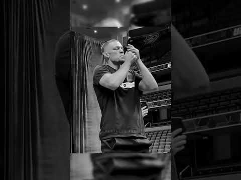 Nate Diaz smokes a joint in the open workout !! 🔥