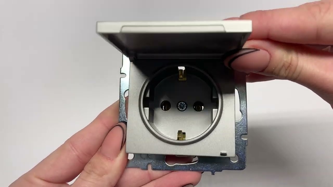 Розетка одинарная с/з с крышкой LEZARD Vesna серая 742-3588-123B