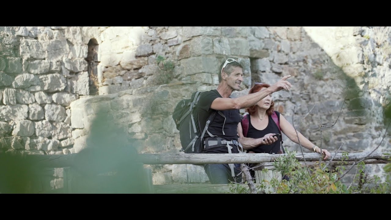 En couple sur Tour en Faugères du GR® de Pays Minervois, Saint-Chinian, Faugères