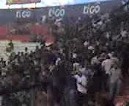 "Los Borrachos del Ciclón" Barra: Revolucionarios 1928 &bull; Club: Motagua