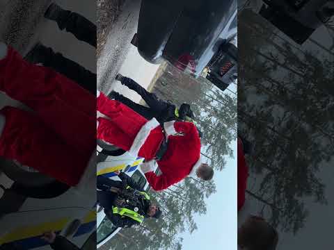 👮‍♂️поліцейські зловили Санту на мотоциклі🎅