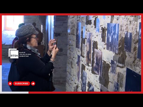 Të huajt zbulojnë historinë e Gjirokastrës - Vizita në muzetë brenda mureve të kalasë së gurtë