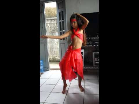 Menina dançando dança do ventre