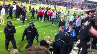 preview picture of video 'VfB Lübeck - Holstein Kiel Polizeieinsatz im Stadion 03.06.2011'