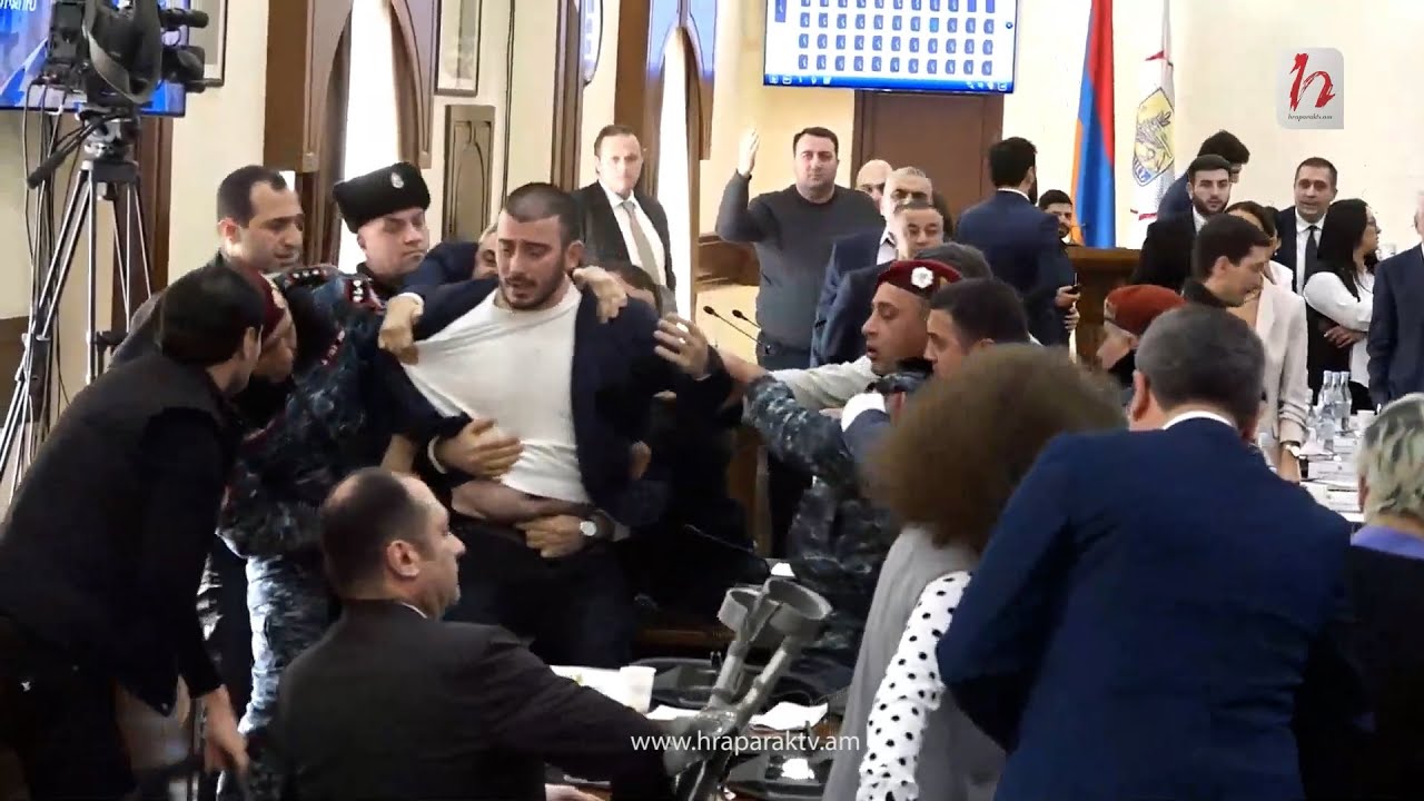 Իրավիճակը միջանցքում լարվեց․ Կարմիրբերետները բռնության են ենթարկում ընդդիմադիրներին