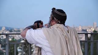 תפילת ותיקין בבית אורות ליום ירושלים | הרב שמואל אליהו | כ"ח אייר תשפ"ד (הרב שמואל אליהו) - התמונה מוצגת ישירות מתוך אתר האינטרנט יוטיוב. זכויות היוצרים בתמונה שייכות ליוצרה. קישור קרדיט למקור התוכן נמצא בתוך דף הסרטון