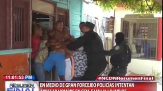 En medio de gran forcejeo policías intentan apresar hombre en SFM, familia lo impide