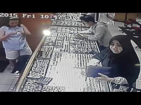 Memalukan! Wanita Berjilbab Besar Ini Membeli 50 Gram Emas Dari Credit Card Curian [Terekam CCTV]