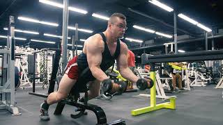 Spider curl z hantlami — wideo