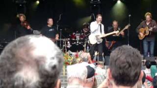 Lonely women make good lovers - Steve Wariner Live