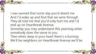 Connie Smith - Heartbreak Avenue Lyrics