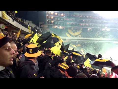 "Hinchada de Peñarol frente a Palmeiras.Copa Libertadores 2017." Barra: Barra Amsterdam • Club: Peñarol