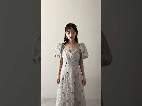 ベージュのフラワー刺繍ジャガードフレアドレス 動画
