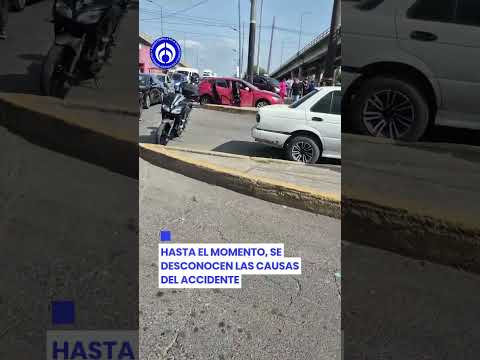 Aparatoso choque en Neza deja un auto destrozado; graban la escena tras el accidente