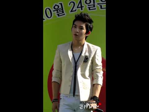 111019 apple day music punch - brushing by Rickya.com