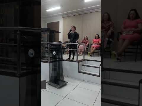 Julia cantando vaninha. sorriso bem alegre 23/06/22