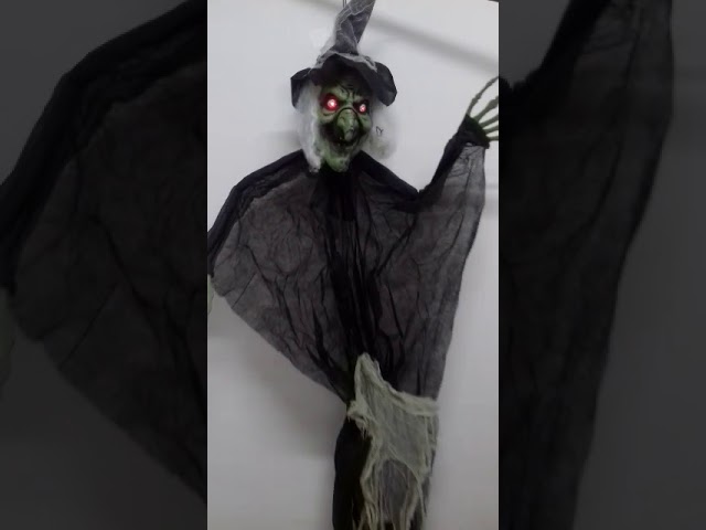 Vídeo relacionado con JOYIN Decoración de Bruja Parlante Colgante de 183 cm (Verde) con Ojos Iluminados y Función de Activación de Sonido para Decoración de Casa Encantada de Halloween