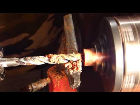 Perçage au mandrin sur un tour à bois.