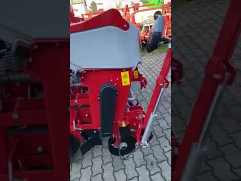 Zasadil som 4-radový sejací stroj, posledný dostupný kus na sezónu