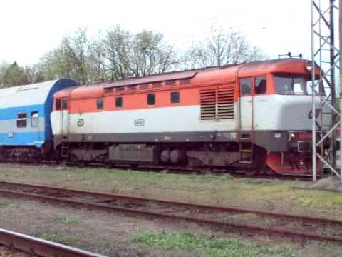749006 na čele os.9058 při rozjezdu z Prahy Krče - 18.4.2010.