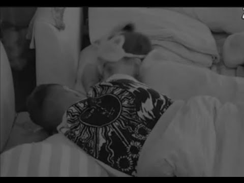 NIJE IZDRŽAO! Završili ispod pokrivača!