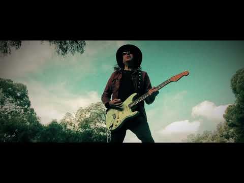Gwyn Ashton - Lonely On The Run [Official Music Video]