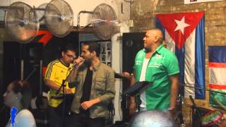 Sexteto Seis Con Uno El Cantante