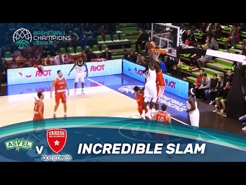 Bandja Sy jumps over two defenders for the slam!
