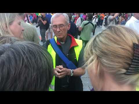 Pfarrer Franz Meurer segnet liebende Menschen, egal ob schwul, lesbisch, trans, cis-heterosexuell