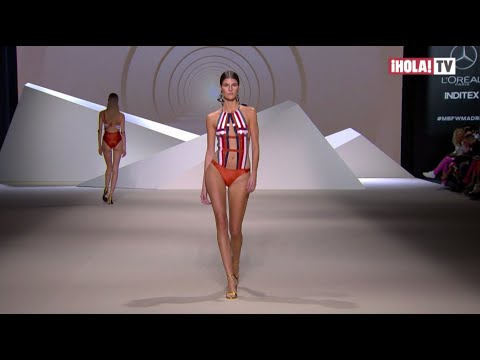 Dolores Cortés rinde tributo a las tejedoras de Bauhaus en su desfile de la MBFWMadrid | ¡HOLA! TV
